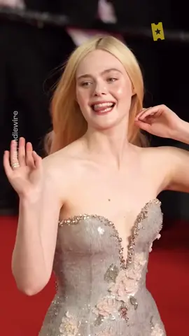 Sin aliento, porque Elle Fanning se los llevó todos llegando a #Cannes para la premier de 'Sentimental Value' CC: Indiewire  #festivaldecannes #Cannes2025 #ellefanning 