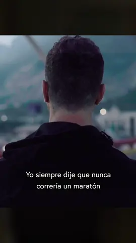 No puedo creer que algún día dije: “Nunca voy a correr un maratón.” Y hoy, estoy aquí, agradecido de haberme equivocado, de haber faltado a mi palabra. Porque a veces, lo mejor que puedes hacer por ti mismo es traicionar esa voz interna que te limita. Esa voz que te dijo que no eras capaz, que eso no era para ti, que era demasiado tarde o demasiado difícil. Correr un maratón no solo fue cruzar una meta física. Fue romper con una idea que yo mismo había puesto sobre quién era y hasta dónde podía llegar. Cada kilómetro fue un diálogo conmigo mismo, una negociación con el cansancio, una respuesta a los “no puedo” que alguna vez creí. Hoy entiendo que crecer también es eso: cambiar de opinión. Atreverte a ser diferente a quien eras ayer. Y si eso significa romper promesas viejas que hiciste desde el miedo, entonces bienvenidas las contradicciones. Porque si vas a fallarte alguna vez, que sea para superarte. #runner #corredor #maraton 
