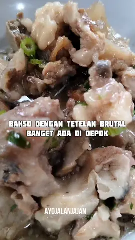 SAVE AND SHARE!!! Buat penggila dan pecinta tetelan, wajib banget nih datang ke tempat yang satu ini. Dari acara TV sampai Konten Kreator udah banyak banget yang datang ke sini. Namanya adalah Bakso Banyu Langit. Bisa dilihat tuh, tetelan dan tulang rangunya dikasihnya banyak banget. Bahkan bisa dikasih satu mangkok sendiri. Katanya dalam sehari bisa habisin 60 kilogram tetelan loh. Pokoknya dijamin bikin ketagihan banget. Soal harga pastinya ramah banget di kantong, hanya Rp 20 ribu udah bisa dapet satu porsi bakso yang bikin mulut kalian ngiler. Kalo penasaran cobain aja sendiri deh! 📍  Mie Ayam Pangsit Bakso Banyu Langit, Kukusan, Beji Kota Depok  Jalan Lapangan Merah No 38, Kukusan, Beji, Kota Depok. (Setiap Hari) 10.00 - 20.00 WIB Jangan lupa follow, subscribe, like, comment dan share ya... TikTok: Gilar | Ayo Jalan Jajan Instagram: @gilarogo YouTube: Gilar Prayogo #jalanjajan #ayojalanjajan #kulinerdepok #kulinerdidepok #mieayam #bakso #baksobanyulangit #baksodidepok #baksodepok 