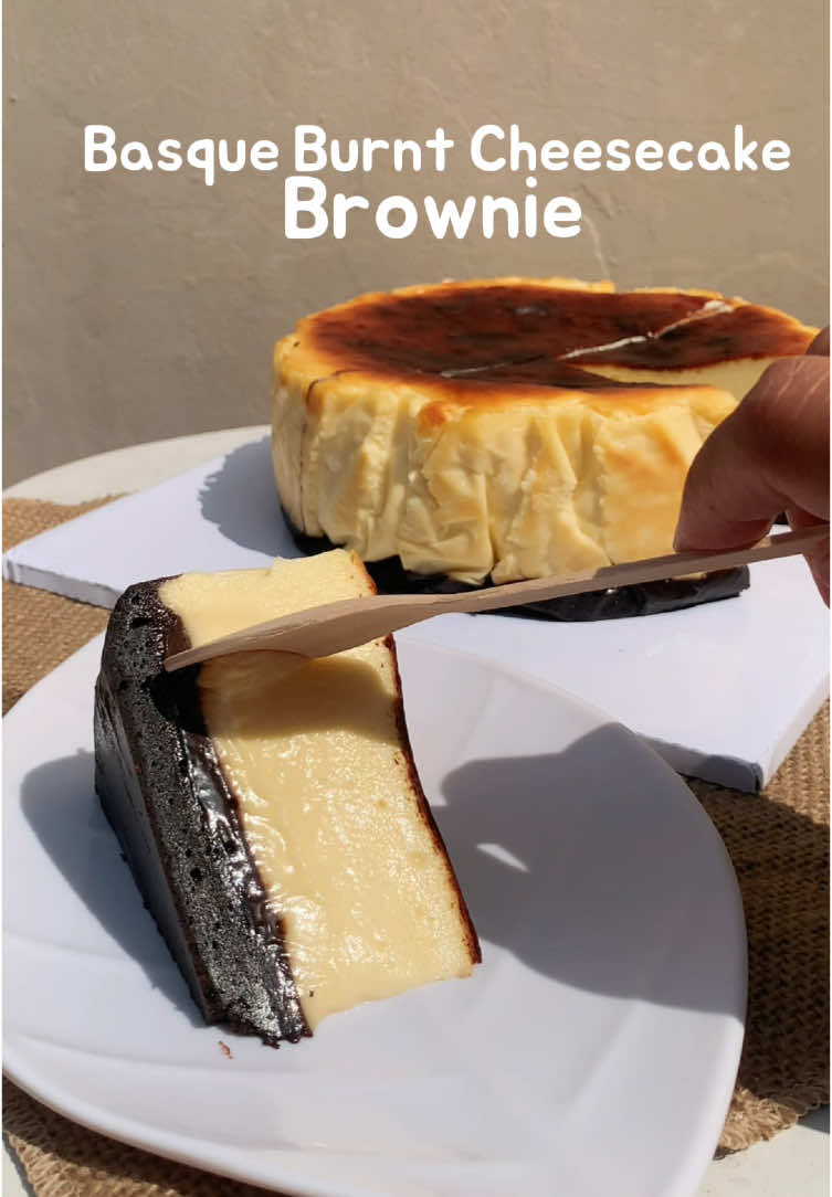 Bahan brownies: 75g dcc 50g mentega 1 telur 50g gula pasir halus 50g tepung terigu 15g coklat bubuk Bahan Cheesecake: 350g cream cheese suhu ruang 100g gula 1sdt pasta vanila 250ml whip cream 2 telur 15g tepung terigu 1/4sdt garam Cara Membuat: 1. Lelehkan dcc dan mentega 2. Campur telur dan gula sampai larut, masukan coklat leleh selagi hangat, lanjutkan dengan tepung dan coklat bubuk, aduk sampai rata. 3. Siapkan loyang ukuran 16cm alasi dengan baking paper, tuang adonan brownies dan sisihkan. 4. Lembutkan cream cheese, campur dengan gula, telur, tepung dan garam dan terakhir whip cream. 5. Setelah adonan rata, tuang ke dalam loyang perlahan. Hentak-hentakan agar tidak ada udara terjebak didlm adonan. 6. Panaskan oven 10menit lalu panggang adonan dengan suhu 230’C api atas bawah selama 30-35menit (sesuaikan dengan oven masing-masing) 7. Setelah keluar dari oven, diamkan sampai suhu ruang, simpan dichiller minimal 4jam atau semalaman. 8. Siap dihidangkan! Tips: Sebelum memotong pisau bisa dipanaskan telebih dulu agar rapi hasil potongannya. #basqueburntcheesecake #burntcheesecake #cheese #burntcheesecakebrownies #brownies #brownie