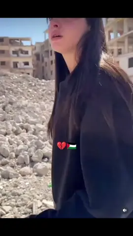 #palastine🇵🇸 #foryoupage In the heart of Palestine, the little girl grows like a wildflower, strong and patient, carrying in her eyes dreams of hope and a history of resilience 