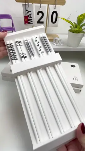 10 đôi đũa sứ xịn xò, chống mốc – kháng khuẩn – chịu nhiệt! 💥 Chỉ 93k mà nâng level bàn ăn nhà bà liền!Đẹp – sạch – bền, xài là mê, khỏi chê luôn á! #ĐũaSứCaoCấp #Combo10Đôi #ĐũaKhángKhuẩn #ChốngMốc #ĐũaĐẹp #ĐũaGiaĐình #DụngCụBếpXinh #BếpGọnGàng #DealXịn#mitgiadung24h  