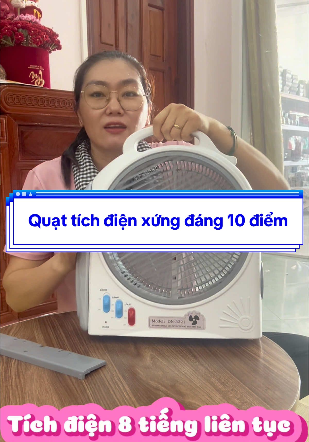 Quạt tích điện nội địa trung. Vừa mát, vừa có ánh sáng. Quạt chạy bằng bình ắc quy nên tích điện cực tốt lên đến 8 tiếng liên tục.#huonggiadung1987 #quattichdienDN3221  #quattichdiendanhchomuahe #quattichdienkemanhsang #hanhtrinhxaykenhtiktok #tiktokviral 