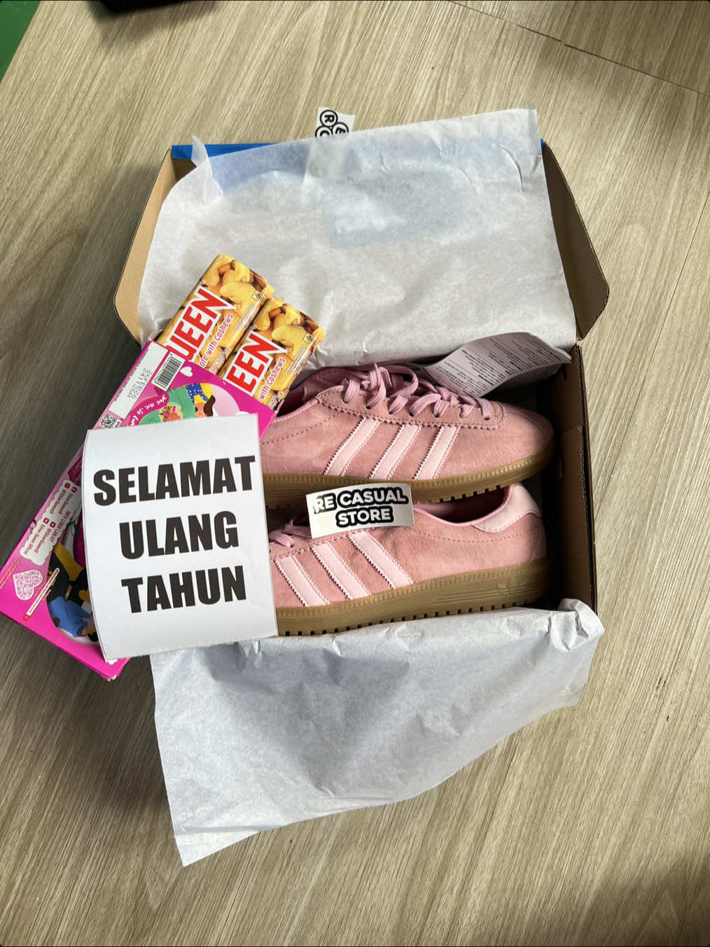 KADO TERINDAH DIKASIH \\\ 🥰 #recasualstore #casualoutfits #casualstyle #garistiga #sepatupink #sepatucewe 