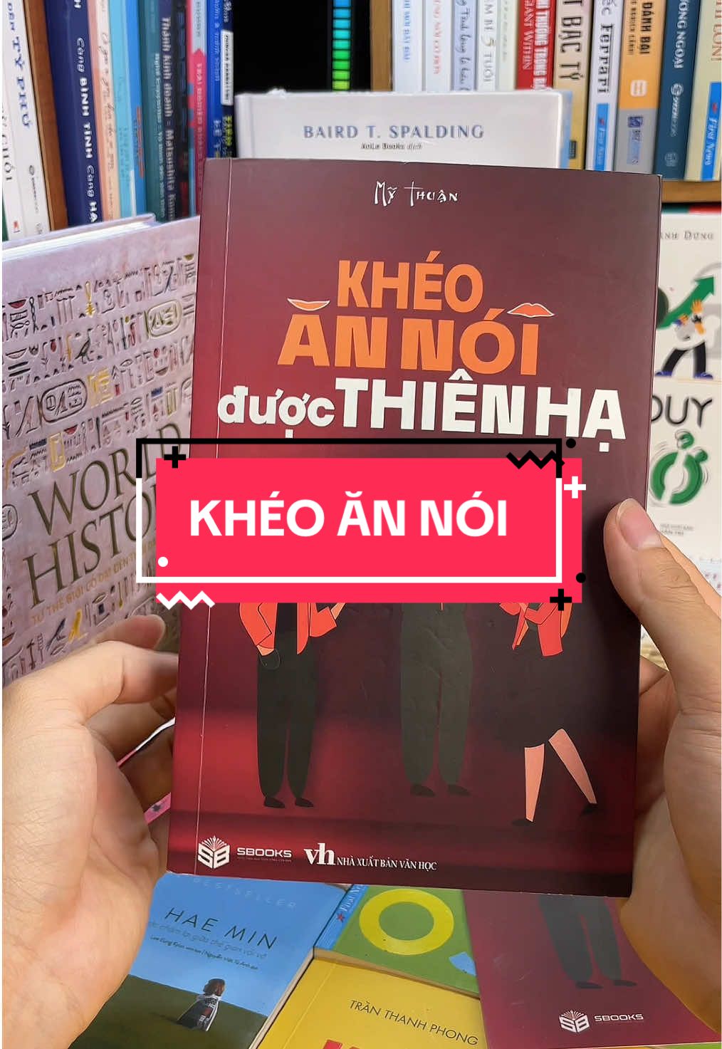 Khéo Ăn Nói Được Thiên Hạ – Bí kíp “mở miệng” là nắm trọn lòng người! Bạn có biết: Chỉ cần thay đổi cách nói, bạn có thể thay đổi cách người khác nhìn nhận, yêu mến và ủng hộ mình? Khéo Ăn Nói Được Thiên Hạ là cuốn sách giúp bạn làm chủ nghệ thuật giao tiếp, từ đối thoại hằng ngày đến thuyết phục, đàm phán và ứng xử khéo léo trong mọi mối quan hệ.  Dựa trên những ví dụ thực tế, dễ áp dụng, sách giúp bạn: * Nói chuyện cuốn hút hơn chỉ sau vài trang. * Biết cách “nói đúng lúc – đúng chỗ”. * Tạo ấn tượng mạnh mẽ mà không cần nói nhiều. Đừng để lời nói vụng về cản bước thành công của bạn – sở hữu ngay cuốn sách để giao tiếp đỉnh cao, ứng xử tinh tế và chinh phục lòng người! #tiemsachbinhyen #BookTok #sachhay #sách #reading #kheoannoisecoduocthienha #kheoannoiduocthienha 