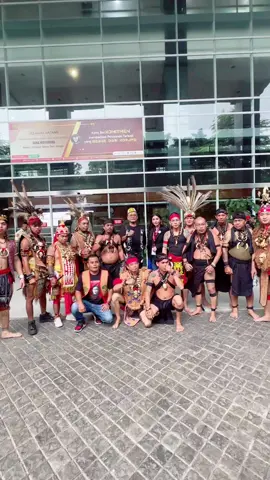 Belasan orang dari masyarakat Dayak, Kalimantan, mendatangi Pengadilan Tindak Pidana Korupsi (Tipikor) pada Pengadilan Negeri (PN) Jakarta Pusat untuk memberi dukungan moril kepada Sekretaris Jenderal (Sekjen) Partai Demokrasi Indonesia Perjuangan (PDI-P) Hasto Kristiyanto.  https://nasional.kompas.com/read/2025/05/22/09280241/dukung-hasto-belasan-warga-dayak-datang-ke-pengadilan-tipikor. #Hastotahananpolitik #kawalhasto #stoppolitisasihukum #hastopengadilanpolitik 