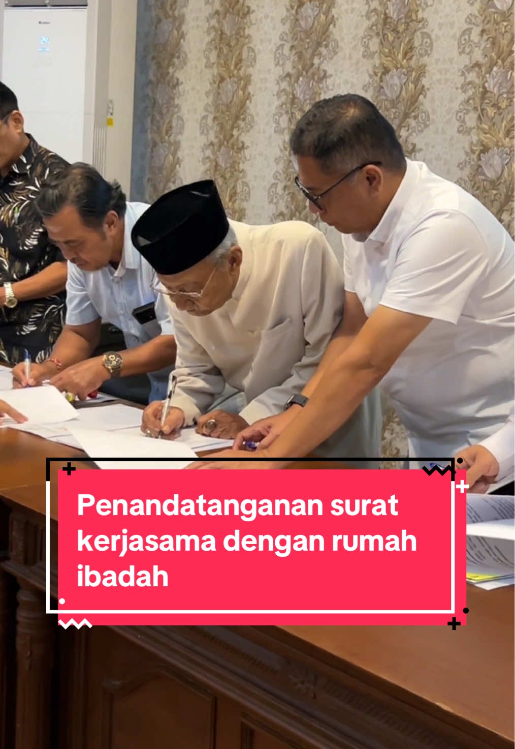 Hai sobat dukcapil👋 saat ini dukcapil surabaya telah bekerjasama dengan 5 Rumah Ibadah yang ada di Surabaya, dengan adanya kerjasama ini di harap dapat mempermudah masyarakat dalam mengurus data administrasi kependudukan khususnya pada pemutakhiran agama/kepercayaan🤩🤗 #kotasurabaya #disdukcapil #disdukcapilsby  #swargaloka 