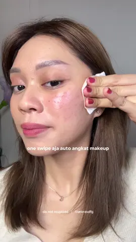 one swipe to remove makeup, super sat set pakai micellar water dari glad2glow ini varian biru yang panthenol, feelsnya kayak hydrating toner gitu 💙 bikin kulit bersih dari debu, kotoran, sisa skincare & makeup tanpa bikin kulit iritasi & kering. #micellarwater #micellarviral #micellarg2g