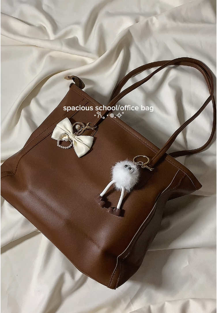 Aaaack! finally found this classy and spacious tote bag🧸🫶🏻  #totebag #schoolbag #officebag #universitybag #spaciousbag #bags 