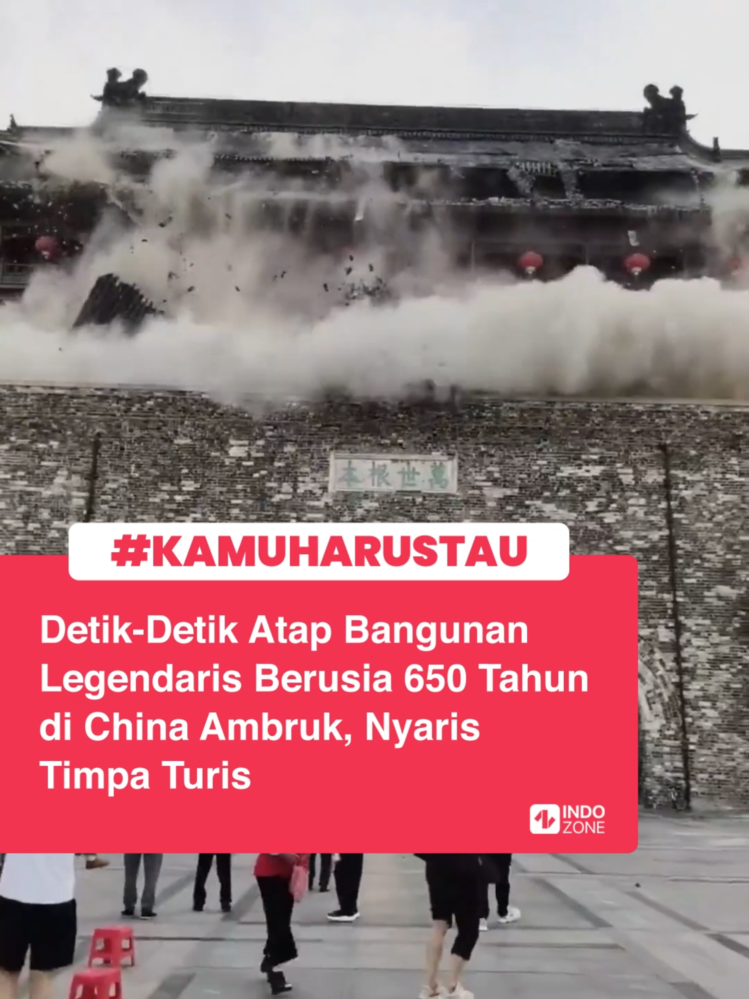 Sebuah video mengejutkan baru-baru ini viral di media sosial. Video tersebut memperlihatkan detik-detik ambruknya atap Fengyang Drum Tower, bangunan bersejarah berusia 650 tahun yang berada di Provinsi Anhui, China. Dilaporkan oleh Global Times (22/5), insiden ini terjadi pada Senin, (19/5/2025), sekitar pukul 18.30 waktu setempat. Awalnya, bagian atap di sisi atas bangunan mulai bergeser perlahan, namun hanya dalam hitungan detik, ratusan genteng runtuh dan menimpa area pintu masuk, menimbulkan debu tebal yang menyelimuti lokasi. Rekaman kejadian tersebut langsung ramai diperbincangkan di Weibo. Salah satu saksi mata yang diwawancarai Yangcheng Evening News menyebutkan, “Reruntuhan genteng berlangsung selama 1 hingga 2 menit.” Beruntung, tidak ada korban luka dalam kejadian ini. Meski begitu, dalam video terlihat beberapa turis nyaris tertimpa reruntuhan saat mereka hendak memasuki bangunan ikonik tersebut. Insiden ini terjadi di bagian atap sisi timur bangunan. Saat ini, Biro Kebudayaan dan Pariwisata Kabupaten Fengyang tengah melakukan investigasi. Padahal, bangunan ini dikabarkan baru saja mendapat perawatan tahun lalu. Sebagai informasi, Fengyang Drum Tower pertama kali dibangun pada tahun 1375. Bangunan aslinya hancur pada 1853 dan kemudian dibangun kembali pada 1995. Menara ini dikenal sebagai yang terbesar dari jenisnya di China. Kini, otoritas pariwisata setempat telah menutup sementara lokasi untuk proses perbaikan. Tanggal pembukaan kembali akan diumumkan menyusul. Video: X/CollinRugg [Baca berita dan informasi menarik lainnya hanya di www.indozone.id]