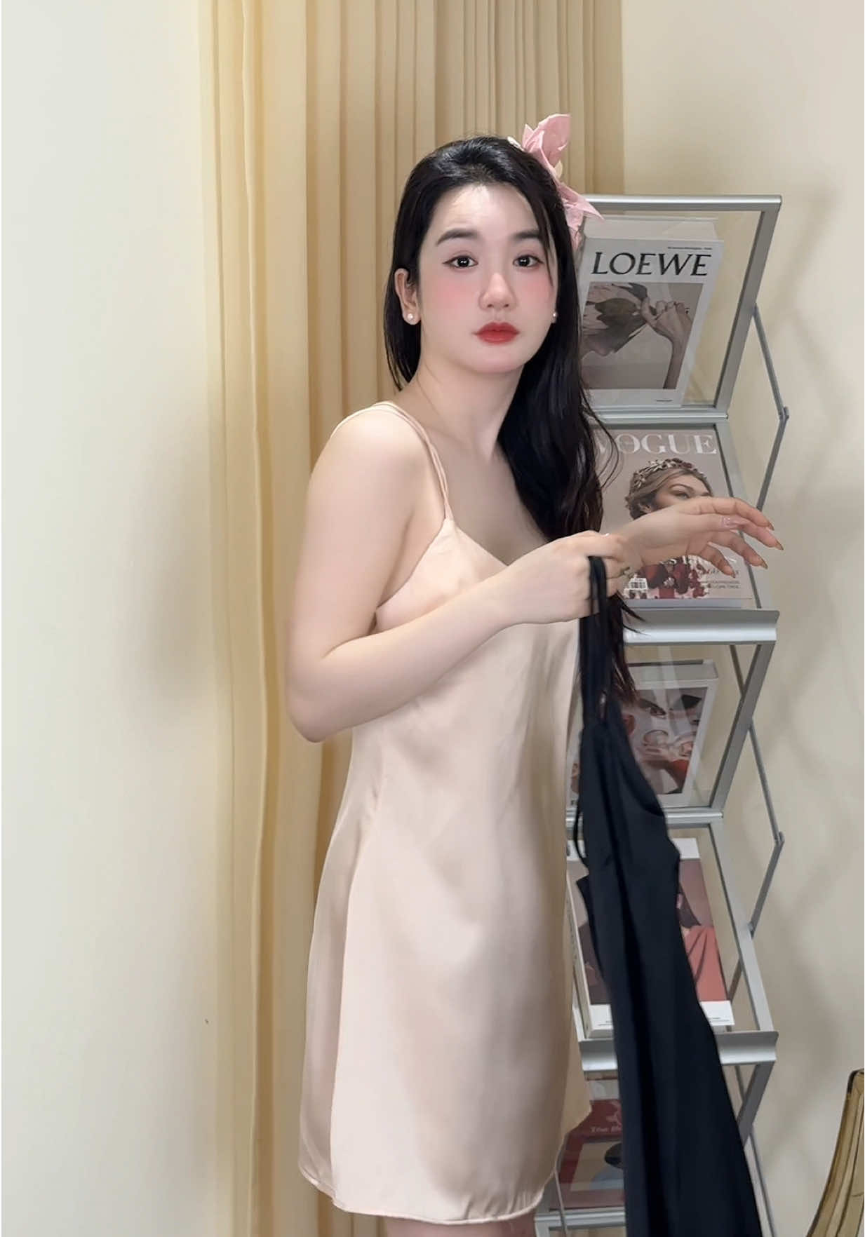Váy ngủ 2 dây đan lưng mặc đẹp giá lại hạt zẻ ạ.