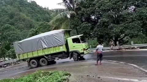 dump truck Hino 500 batu bara di tanjakan maut teluk sirih☠️🚛🎺
