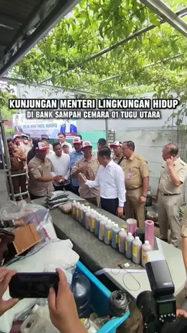 #Halosahabatlingkungan :)  Kunjungan Menteri Lingkungan Hidup di RW 01 Tugu Utara, Apresiasi Inisiatif Masyarakat dalam Pengelolaan Sampah di sumbernya.  Jakarata Utara, 19 Mei 2025 – Menteri Lingkungan Hidup, Bapak Hanif Faisol Nurofq, hari ini melakukan kunjungan kerja ke RW 01 Kelurahan Tugu Utara, Kecamatan Koja, sebuah wilayah yang telah berhasil melakukan berbagai inovasi pengelolaan sampah dari sumbernya yaitu rumah tangga. Kunjungan ini bertujuan untuk mengapresiasi langsung upaya dan inisiatif masyarakat dalam melakukan pengelolaan sampah di hulu. Dalam kunjungannya, Menteri Hanif Faisol Nurofiq meninjau berbagai inovasi pengelolaan sampah yang telah berjalan efektif di RW 01 Tugu Utara, seperti pemilihan sampah dari rumah, pengelolaan sampah organik melalui kompos dan budidaya maggot, pengelolaan sampah Anorganik melalui Bank Sampah dan Bengkel Oli Tukar Sampah serta Pembayaran PAUD menggunakan Sampah, pengembangan ketahanan pangan dari hasil pengelolaan Sampah dan menciptakan sirkular ekonomi dari pengelolaan sampah yang terpadu. Beliau berinteraksi langsung dengan warga dan mendengarkan pengalaman mereka dalam mengimplementasikan kegiatan-kegiatan Pengelolaan Sampah di sumbernya. 