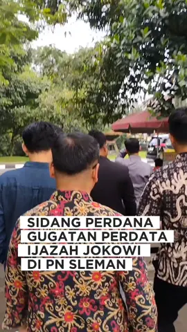 Sidang perdana gugatan perdata ijazah Jokowi resmi digelar di PN Sleman hari ini (22/5/25). Menurut #SobatSILO bagaimana nih putusan hakim atas gugatan ini? Komentar di bawah yaa! #silolawyer #lawyer #silo #pengacara #jogja #pengacarajogja #advokat #fyppppppppppppppppppppppp #fyp #ijazah #jokowi #palsu #gugatan #ugm #sleman #pn #pengadilannegeri #presiden 
