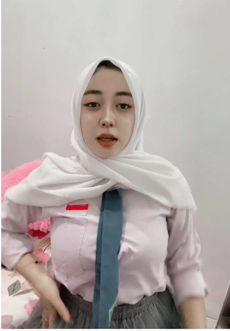 Di vt sebelumnya pada gapercaya aku masi sekolah,emg knp si😭😭 