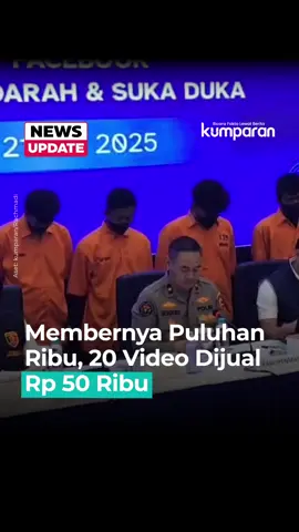 Polisi menangkap enam orang terkait grup Facebook ‘Fantasi Sedarah’ dan ‘Suka Duka’ yang berisi konten menyimpang soal hubungan sedarah. Penangkapan dilakukan di sejumlah wilayah di Jawa dan Sumatera. Para pelaku memiliki peran berbeda—mulai dari admin, pengunggah, hingga penjual konten dengan harga tertentu. Grup ‘Fantasi Sedarah’ sendiri dibuat oleh pelaku berinisial MR sejak Agustus 2024 dan sudah memiliki lebih dari 32 ribu anggota sebelum akhirnya diblokir pada 15 Mei 2025. Para tersangka ditangkap secara terpisah, dan polisi menyita ratusan foto serta puluhan video dari ponsel mereka. Polisi menyebut bahwa pelaku memanfaatkan grup tersebut untuk keuntungan pribadi sekaligus sebagai sarana berbagi konten. Mereka kini dijerat pasal berlapis dengan ancaman pidana hingga 15 tahun penjara dan denda maksimal Rp 6 miliar. Polisi masih menyelidiki kemungkinan adanya grup serupa lainnya. 📸: Dok. kumparan/Rachmadi. Follow WhatsApp Channel kumparan untuk dapat Informasi terpercaya dikirim langsung ke WhatsApp kamu. Ketik kum.pr/WAchannel di browser kamu sekarang, agar bisa share informasi tanpa ragu. #newsupdate #update #news #videonews #polisi #tersangka #facebook #pelaku #kriminal #kriminalitas #infokriminal #info #infoterkini #berita #beritaterkini #bicarafaktalewatberita #kumparan
