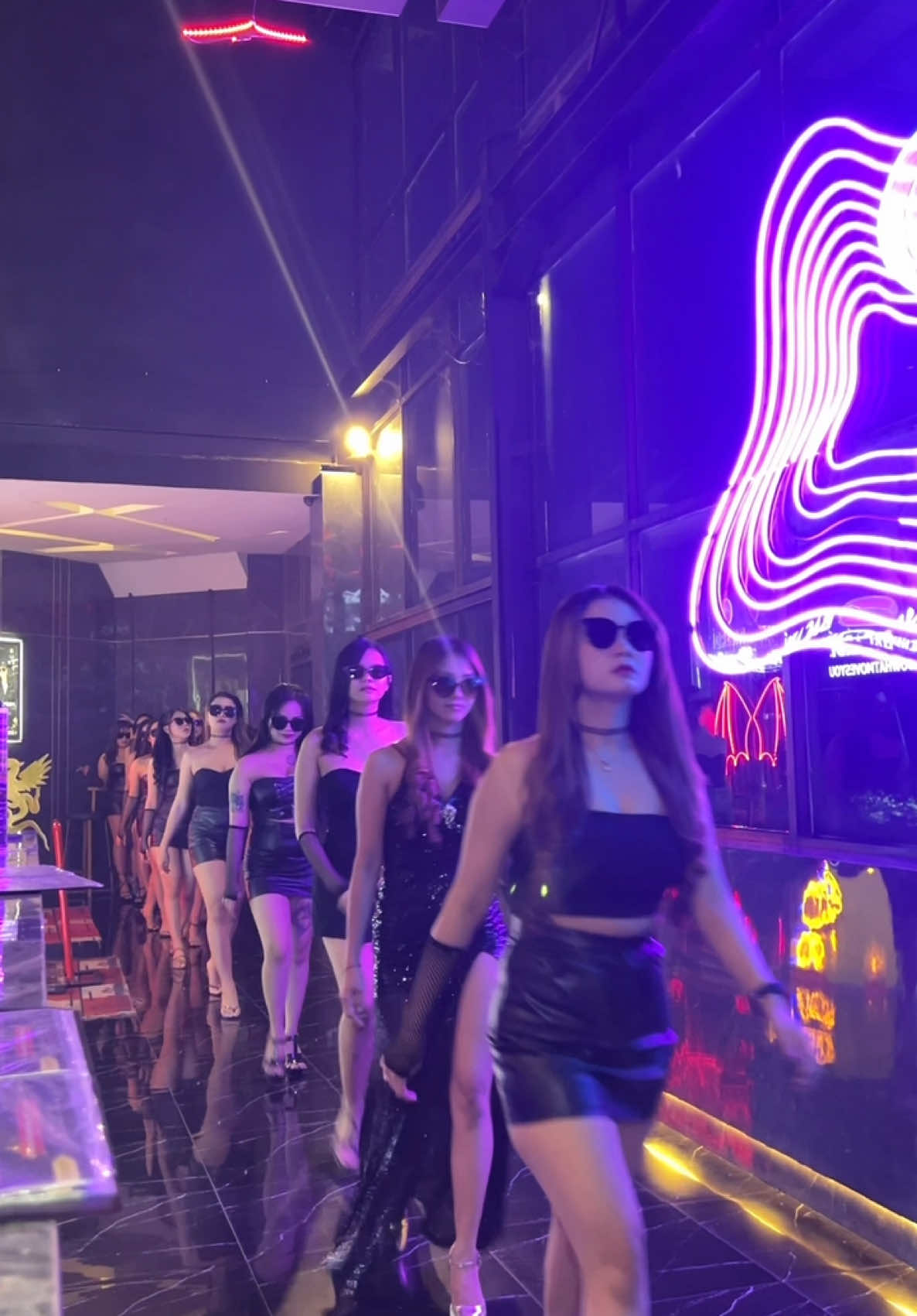 Barang siapa yg kerja buat sewa LC, maka rezekinya mengalir terus seperti air 😂  @Ibiza #ibizasurabaya 