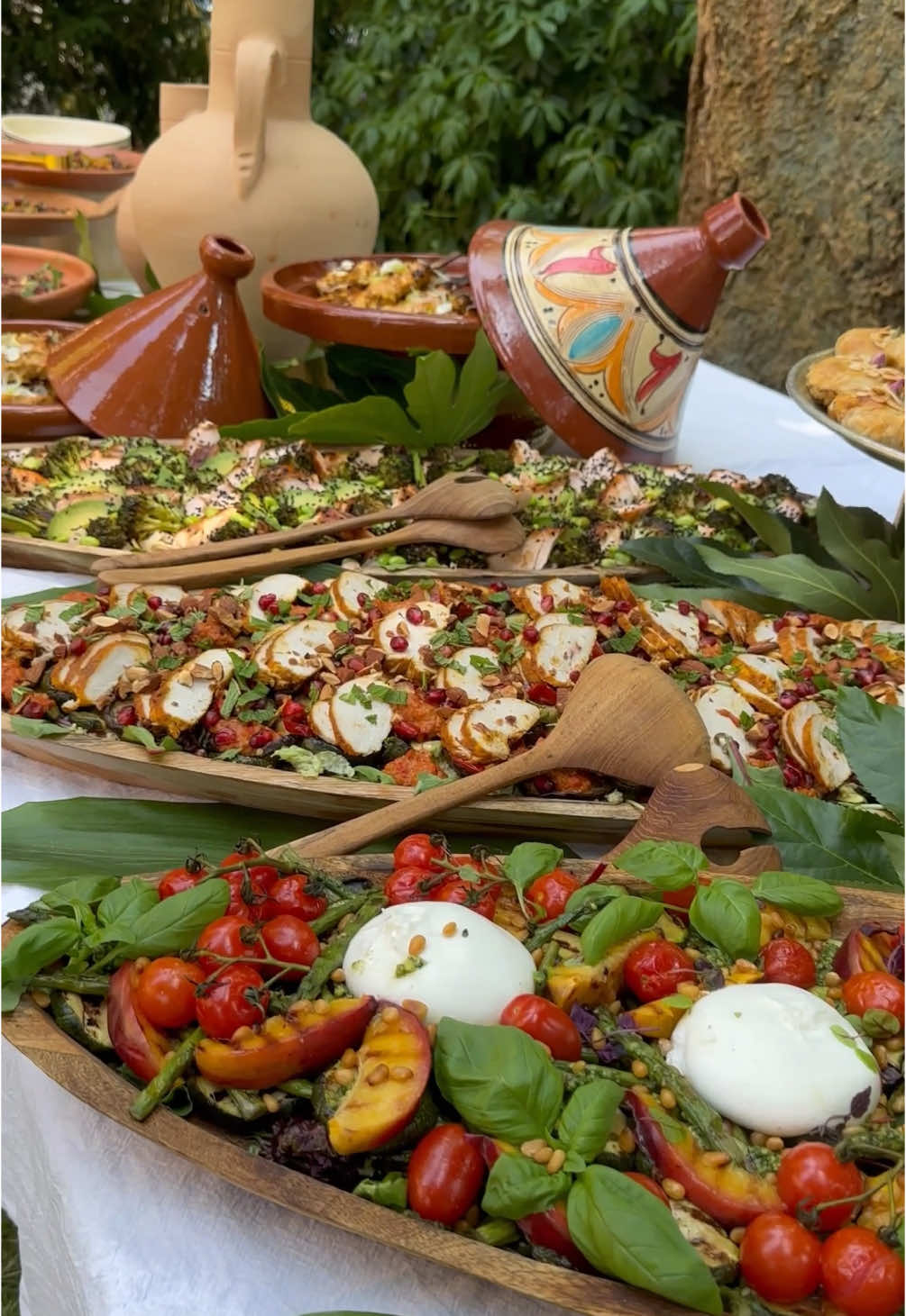 Als buitentafels konden praten… 🌿☀️🥗 #csalads #summerfood #catering #moroccan #homemadefood #salad #lunch #event #voorjou #healthycatering #bachelorready #buffet #babyshower #vjp #voorjoupagina 