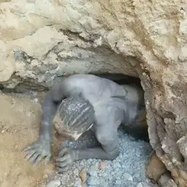 Underground mining type of galamsey. Also known as ghetto #gold #galamseytv #galamseyvideo #galamsey #underground 