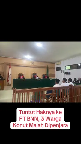 - Ironi hukum kembali terjadi. Tiga warga Desa Mandiodo, Kecamatan Molawe, Konawe Utara (Konut) yakni  Sahrir, Restu, dan Basman dijatuhi vonis pidana oleh Pengadilan Negeri (PN) Unaaha, Kamis (22/5/2025), usai memperjuangkan hak atas tanah yang mereka klaim sebagai milik sendiri. Ketiganya dituduh memblokir jalan hauling milik PT Bumi Nikel Nusantara (BNN), meski warga bersikeras jalan itu melintasi lahan pribadi yang telah mereka kuasai puluhan tahun. Vonisnya? Sahrir dihukum 4 tahun penjara, Restu 3 tahun, dan Basman 6 tahun. Putusan ini langsung memicu amarah keluarga dan warga yang hadir di persidangan. “Kami bukan penjahat! Kami hanya menuntut hak kami, bukan mencuri tanah orang!” teriak Basman dari kursi terdakwa. Tangis keluarga pecah. Di luar ruang sidang, kemarahan memuncak. “Ternyata hukum bisa dibeli! Kami akan usir perusahaan itu dari tanah kami!” teriak kerabat terdakwa, disambut isak haru warga lainnya. Kuasa hukum terdakwa, Nastum, S.H., menyebut vonis tersebut cacat logika dan tidak adil. Ia menyoroti SK Bupati Konut No. 199 Tahun 2022 soal penetapan jalan kabupaten sepanjang 12,46 km, yang dijadikan dasar tuntutan. Namun, SK itu tidak menyebutkan lebar jalan, apalagi status lahan di atasnya. Fakta lain, kata Nastum, jalan hauling tersebut dulunya dikenal sebagai “jalan Belanda” yang diperlebar oleh PT Karya Murni Sejati (KMS27) pada 2013. Dalam perjanjiannya, warga berhak atas 10% bagi hasil jika jalan digunakan pihak ketiga termasuk PT BNN. “Itu ada akta perjanjiannya, bahkan jaksa bawa ke pengadilan. Tapi anehnya, hakim seolah tutup mata,” kata Nastum. Tim kuasa hukum menilai perkara ini semestinya masuk ranah perdata. Tapi justru dipaksakan sebagai pidana. Mereka mencium aroma permainan. “Kami menduga ada intervensi. Ada permainan. Hukum bukan lagi soal benar atau salah, tapi siapa yang punya kuasa,” ucap Nastum lantang. Tim hukum akan mengajukan banding ke Mahkamah Agung, sekaligus menyampaikan laporan ke Komisi Yudisial dan menyurati Komisi III DPR RI agar kasus ini dibuka ke publik dan aktor-aktor yang bermain dapat dimintai pertanggungjawaban. Warga Mandiodo menegaskan bahwa vonis ini bukan akhir perjuangan. Mereka siap melawan, dengan hukum dan dengan suara rakyat. “Kami akan terus tuntut keadilan. Tanah ini milik kami. Kami tidak akan diam!” https://konaweinfo.com/tuntut-haknya-ke-pt-bnn-tiga-warga-konut-malah-dipenjara/