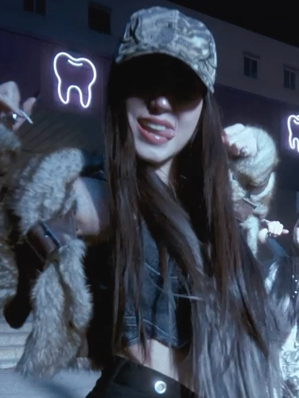VVS 븨븨에스 'D.I.M.M.' MV (Performance Ver.) Out Now 🔗 : https://youtu.be/XZG1m-cXs0I?si=KuxeBt8ohnEooLVA VVS 븨븨에스 1st EP [D.I.M.M.] #VVS #븨븨에스 #DIMM #VVS_DIMM