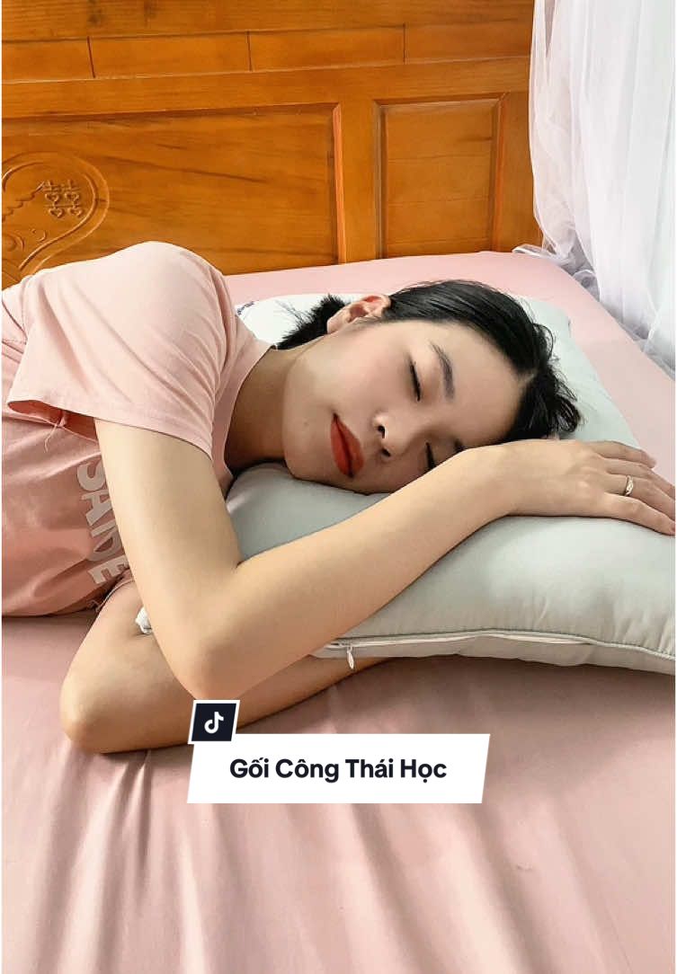 Gối công thái học goodnight mochi hỗ trợ nâng đỡ cổ vai gáy, ruột gối làm từ lông vũ nhân tạo rất mềm đàn hồi tốt, vỏ gối thoáng khi không bí nóng. #changriviu23 #goicongthaihoc #goivuanem #goicongthaihocchogiacngungon #vuanem 
