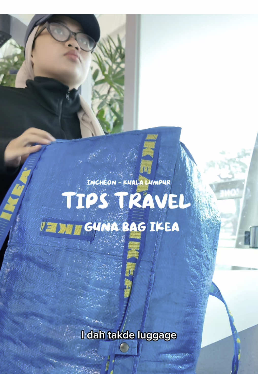 siapa pernah macam i 🤣 nak beli luggage baru mahal tapi barang nak bawak balik malaysia banyak 🤣 @IKEA  @IKEA Malaysia  ada tips lain selain guna bag mcm ni, kotak, apa lagi korang pernah buat bila barang terlalu banyak? #fypシ゚ #travelcreator #traveltiktok #traveltips #solottraveling #contentcreatormalaysia 