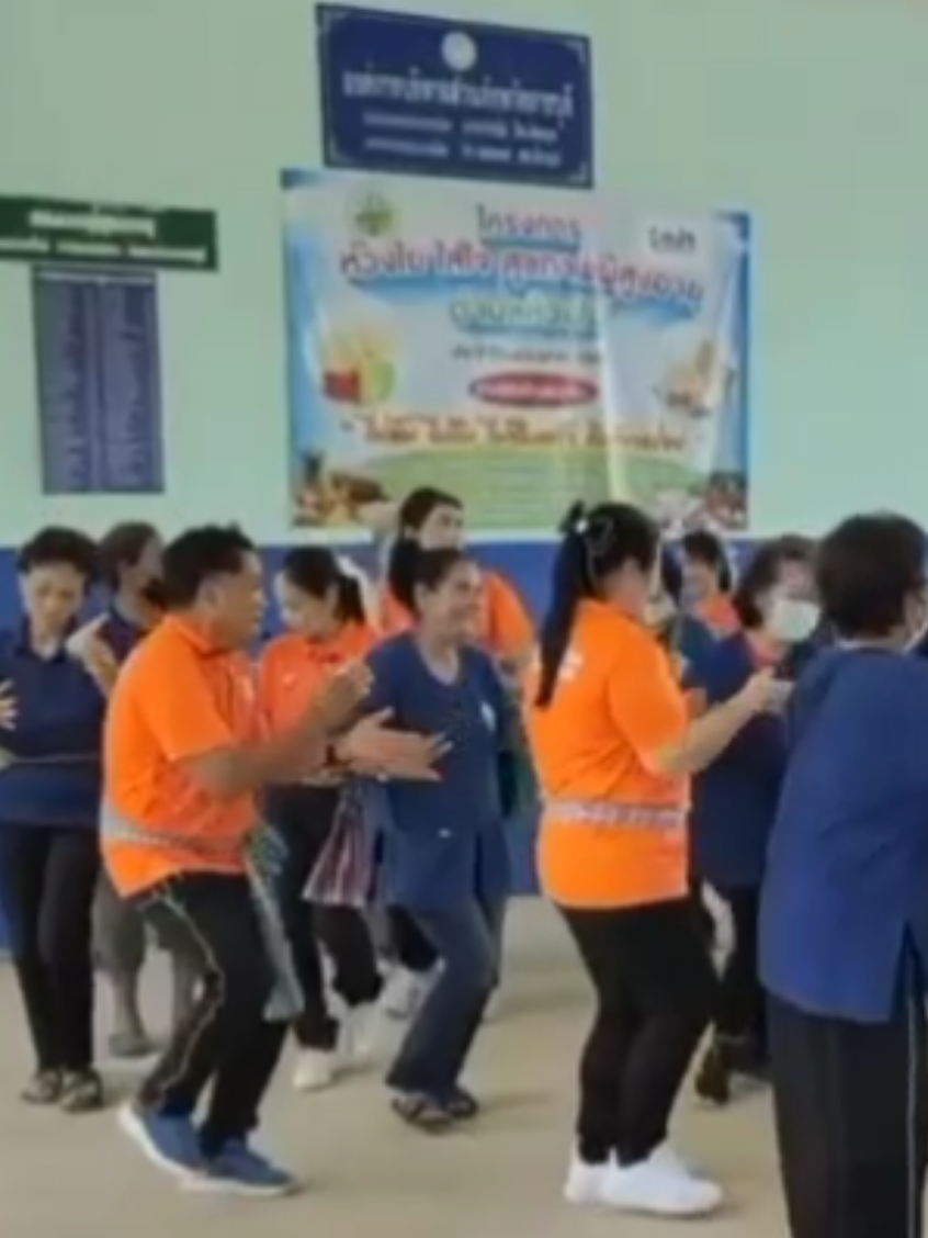 รำวงผู้สูงอายุพาม่วน#พี่ติ๊กแม่ครัวเตาถ่าน #ผู้ติดตาม #เพื่อน #เทรนด์อันดับ1 