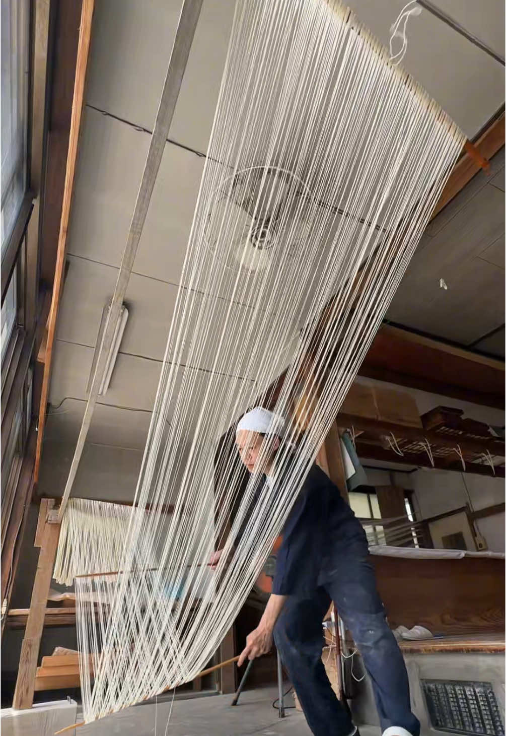 300年の歴史ある予約1年待ちの手作り素麺 ◎ 雪の糸素麺　1,800円 …予約が1年先まで埋まってる職人さんが1本1本丁寧につくりあげる素麺 【店名】雪の糸素麺 猿渡製麺所 【住所】熊本県玉名郡南関町関町１４１７ 【定休日】水曜日 【営業時間】9:00-16:00 江戸時代から約300年間愛され続けてきた、 日本で唯一のココでしか見れない手作り素麺の製造見学をさせていただきました！ 南関素麺（なんかんそうめん）は、熊本県南関町（なんかんまち）を中心に生産される伝統的な素麺（そうめん）の一種です。南関素麺は、その品質の高さと歴史の長さから、国内外で評価されています。 【南関素麺の特徴】 原料：主に小麦粉を使用し、独自の製法で作られています。 ・製造方法：伝統的な手延べ製法を用いており、手作業による繊細な工程が特徴です。 ・食感：滑らかで喉越しが良く、弾力のある食感が楽しめます。 ・風味：小麦の風味が豊かで、つるっとした喉越しとともに味わえます。 南関素麺の歴史 南関素麺は、江戸時代から続く伝統的な製法を守り続けてきました。地域の気候や水質、特有の製法により、他の素麺と比べて特有の風味や食感が生まれています。 【おすすめの食べ方】 冷やし素麺：夏季に冷水で冷やして、つゆや薬味とともにいただくのが一般的です。 温かい素麺：温かいだし汁でいただくこともできます。 アレンジ料理：サラダや和風パスタなど、さまざまな料理に利用可能です。 お土産や贈り物として 南関素麺は、その高品質さからお土産や贈り物としても人気があります。包装や箱入りで販売されていることが多く、手土産に喜ばれる品です。 動画の最後に出てくるお店は、 同じく南関町にある南関素麺を使用されている【関所亭】というお店で、冷やし素麺をいただきました！ 【店名】関所亭 【住所】熊本県玉名郡南関町上長田６５４ 【定休日】土日 【営業時間】11:00-14:00 ◎ 南関素麺　冷やし素麺　850円 +素麺特盛　+520円 #福岡グルメ #japanesefood #tiktokfood 
