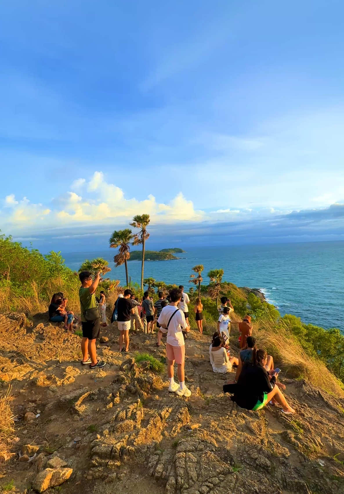 📸 20-4-2568 📸🌅🌊⛰️🌿แหลมพรหมเทพ จุดชมพระอาทิตย์ตกดินสวยในไทย🇹🇭    🌊 แหลมพรหมเทพ จุดชมวิว 🌅 พระอาทิตย์ตกดินชื่อดัง ที่สวยงามแห่งหนึ่งของภูเก็ต เหมือนกับว่าถ้ามาเที่ยวภูเก็ตแล้วไม่ได้มาที่นี่ ก็เหมือนมาไม่ถึงภูเก็ตเลยทีเดียว และเป็นสถานที่ที่บอกถึง⏱️เวลา 🌅 พระอาทิตย์ตกดินของไทย 🇹🇭 อีกด้วย โดยที่บริเวณ 🌊 แหลมพรหมเทพนั้น จะมีขอบปูนให้ได้นั่งชม 🌅 พระอาทิตย์ตกดินแบบฟินๆ และยังสามารถเดินไปได้ถึงบริเวณปลายแหลมอีกด้วย ที่สามารถเห็นน้ำทะเลสีเขียวมรกต พร้อมกับ 🌊 คลื่นซัดฝั่ง ที่มองดูแล้วสวยงามมากๆ เลยทีเดียว😊    หากใครที่มาเที่ยวในหน้าร้อน ☀️ ก็จะสามารถเห็น 🌾 ทุ่งหญ้าสีทอง ที่ขึ้นปกคลุมสวยงดงามสุดๆ และบวกกับวิวตรงหน้าที่สามารถมองเห็น ⛰️ เกาะน้อยใหญ่ต่างๆ บอกเลยว่าคงจะไม่มีจุดชมวิว🌅 พระอาทิตย์ตกที่ไหนสู้ที่นี่ได้อีกแล้ว แต่ถ้ามาในช่วง 🌧️ หน้าฝน ก็จะได้เห็นสี🌿 เขียวขจีของทุ่งหญ้า เรียกว่าสวยกันคนละแบบเลยครับ💚  📍พิกัด : แหลมพรหมเทพ ตำบลราไวย์ อำเภอเมืองภูเก็ต จังหวัดภูเก็ต🇹🇭 Google Map : https://maps.app.goo.gl/qj1JN9t2Br8tt7298?g_st=com.google.maps.preview.copy #เปิดการมองเห็น #แหลมพรหมเทพ #แหลมพรมเทพภูเก็ต #จุดชมพระอาทิตย์ตก #promthepcape #promthepcapesunset #จุดแวะเที่ยวภูเก็ต #จุดชมวิวภูเก็ต #แลนด์มาร์คภูเก็ต #วิวทะเลสวยๆ #วิวสวยๆอากาศดี #เที่ยวฤดูร้อน #เที่ยวภาคใต้ #เที่ยวทะเล #ทะเลภาคใต้ #ทริปในความทรงจํา #tiktokพาเที่ยว #เที่ยวเมืองไทยไม่ไปไม่รู้ #ดันขึ้นฟีดที 