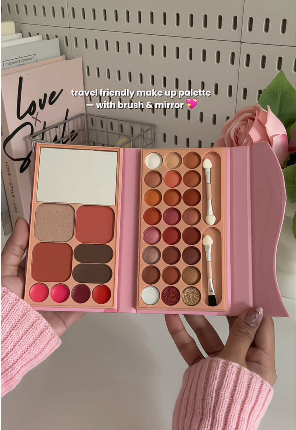 Complete make up palette na travel friendly! Super pigmented and long lasting #makeup #makeuppalette #beginnermakeup #palette #blush #highlighter #shimmer #contour #lipstick 
