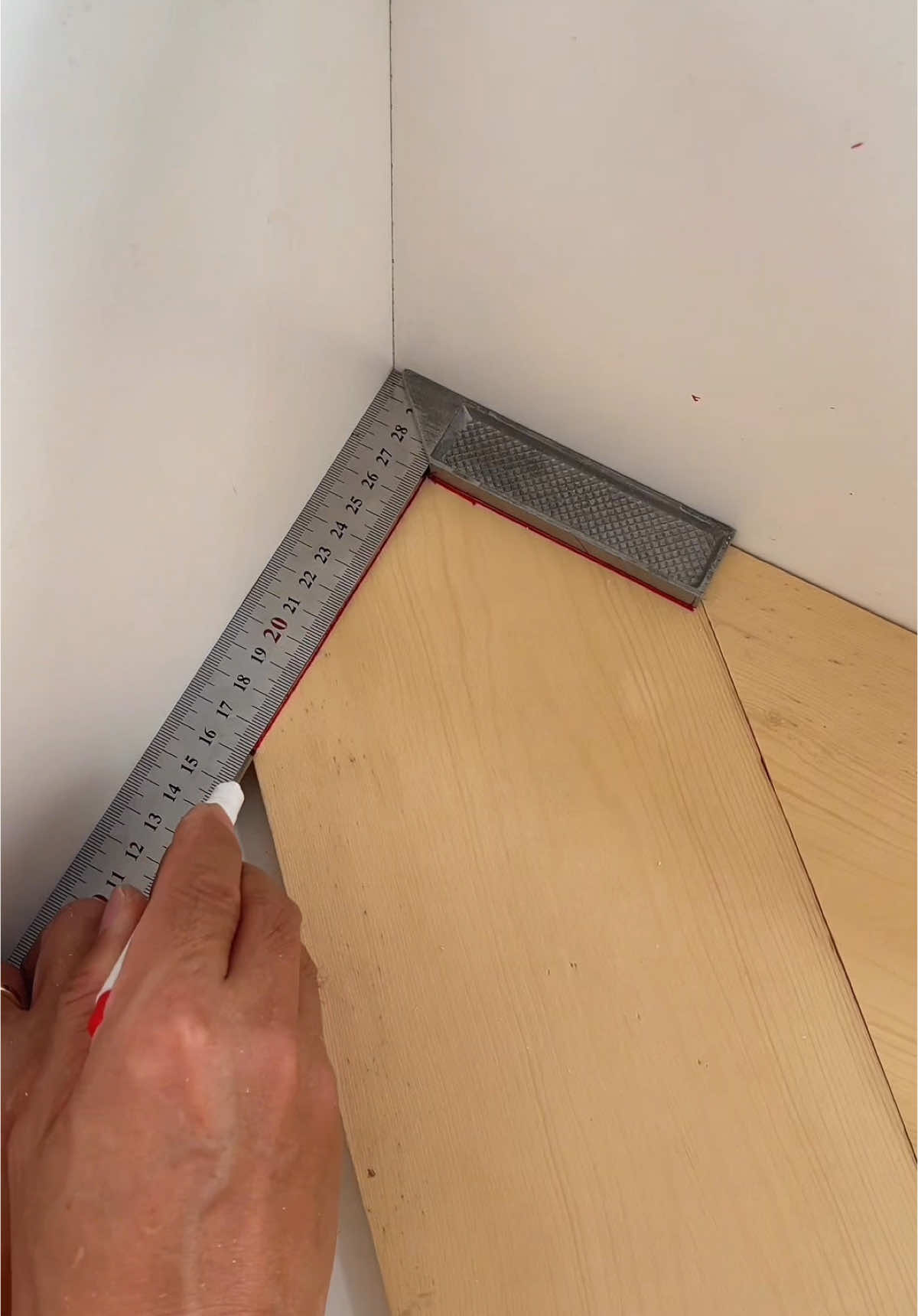 A carpenter's skill – A simple way to determine the angle. #DIY #tips #woodworking 