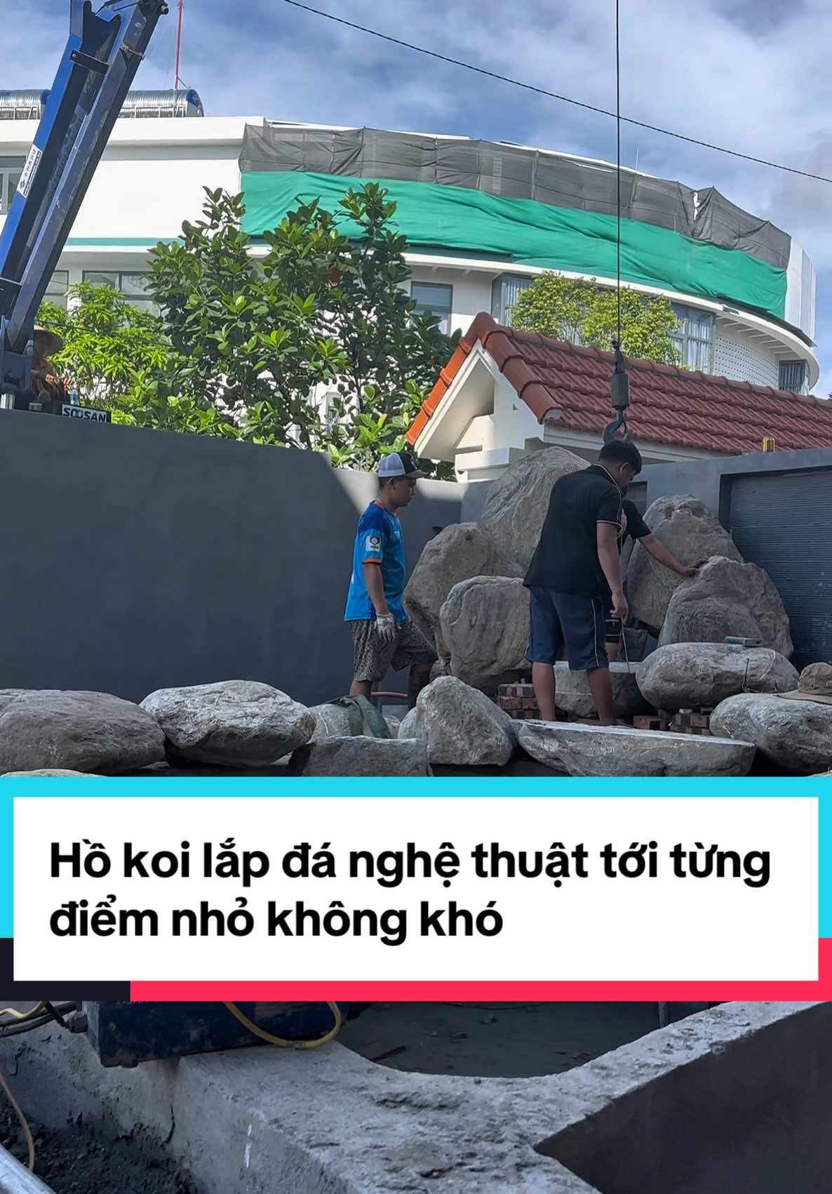 Không tốn quá nhiều chi phí hoàn thiện một chiếc hồ koi thác đá Vân mây . Thổi hồn cho một chiếc hồ koi mềm mại . Nơi thiên nhiên và kiến trúc hòa làm một #sanvuonphuongdong #sanvuondep #thietkesanvuon 