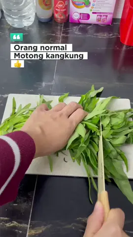 Orang normal mah beda cara potong kangkung nya 😁 #kangkung #carapotong #masak #sayur 