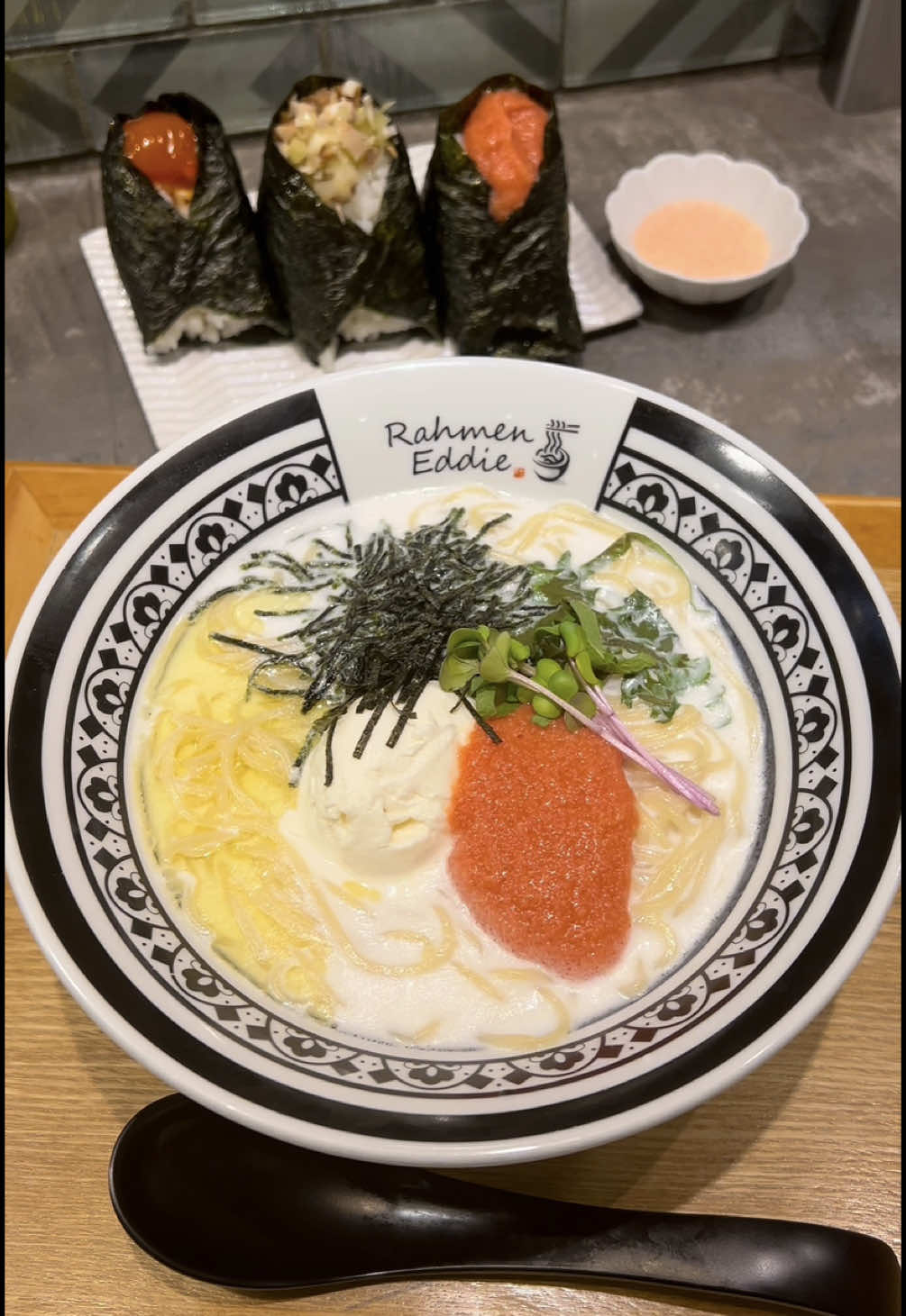 《新宿にある新感覚ラーメンとおにぎり専門店(A new-concept ramen and rice ball specialty shop in Shinjuku)》 【店名(StoreName)】        Rahmen＆Onigiri Eddie 【場所(Place)】 東京都新宿区新宿1-11-7 【メニュー(Menu)】  濃厚リコッタチーズのタラコクリームラーメン ¥1,500(税込) カプチーノラーメン　トリュフ＆ポルチーニクリームスープ ¥1,500(税込) 【その他詳細(OtherInfomation)】 今日ご紹介するのは新宿にある「Rahmen＆Onigiri Eddie」！ 斬新なビジュアルの新感覚ラーメンが楽しめるお店！中でもリコッタチーズと明太子を溶かして食べる、たらこクリームラーメンは女性人気No. 1でおすすめ！明太マヨにディップするおにぎりも絶品！ぜひ行ってみて！ #pr  #japanesefood #東京グルメ #新宿グルメ #新宿 #tokyo #shinjuku #新宿ラーメン #ラーメン #ramen