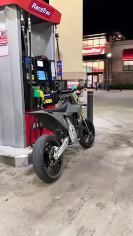 Stark Varg, a high-performance electric motocross bike. Key features include:  Performance: It has up to 80hp, outperforming traditional 450cc bikes.  Battery: A 6.5kWh battery allows up to 6 hours of riding, with a 1-2 hour recharge time.  Weight: It weighs 118kg, offering agility and a lightweight feel.  Customization: Riders can adjust power curves, engine braking, and traction control via an Android Stark phone.  Torque: It has 938 Nm of torque, providing near-linear power across the rev range.  Maintenance: It requires low maintenance, similar to a bicycle.  Road Legal Version: A road-legal version, VARG EX, is available in some regions. #2025 #surron #surronlightbee #surronlightbeex #surronebike #starkvarg #surronlbx #foryoupage 