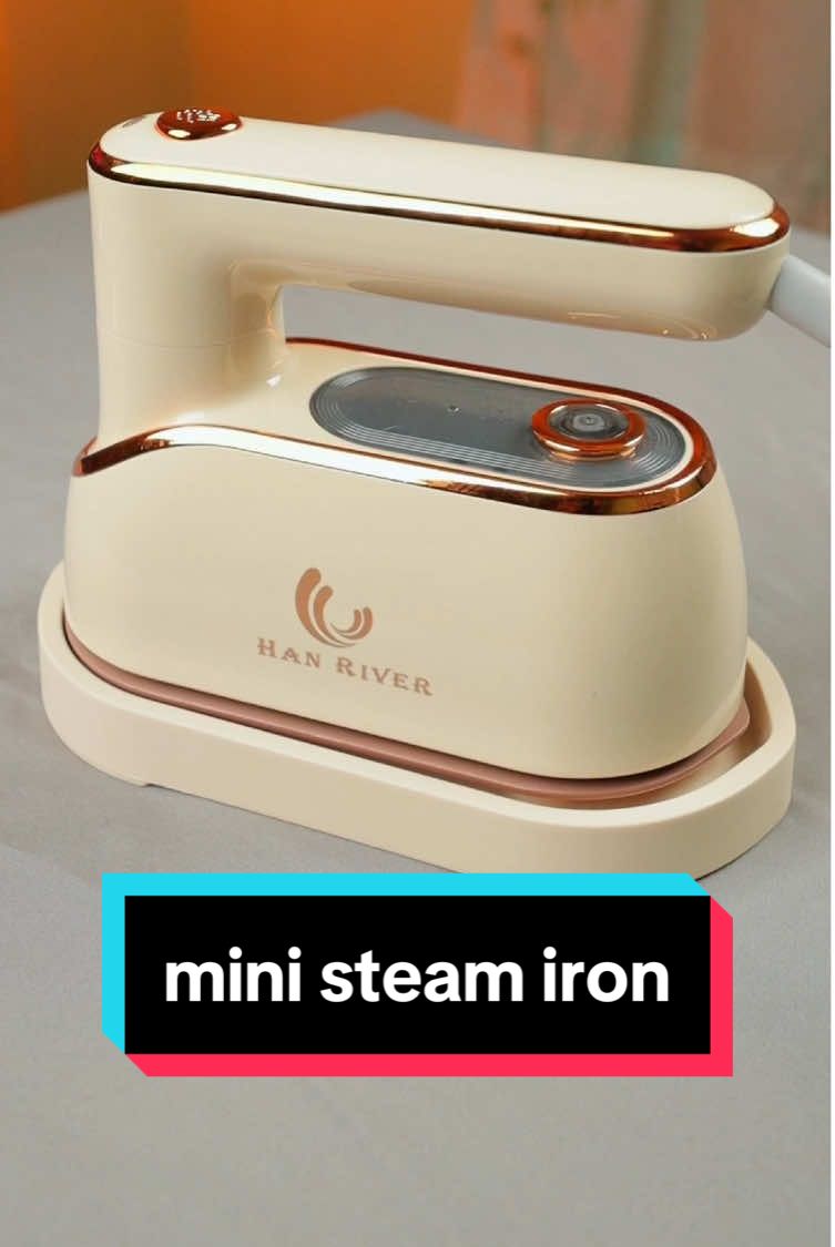 Steam iron size comel. Ada fast heating, boleh iron atas board atau gantung di hanger. #steamiron #miniiron #traveliron #steameriron #hanriver #seterika 