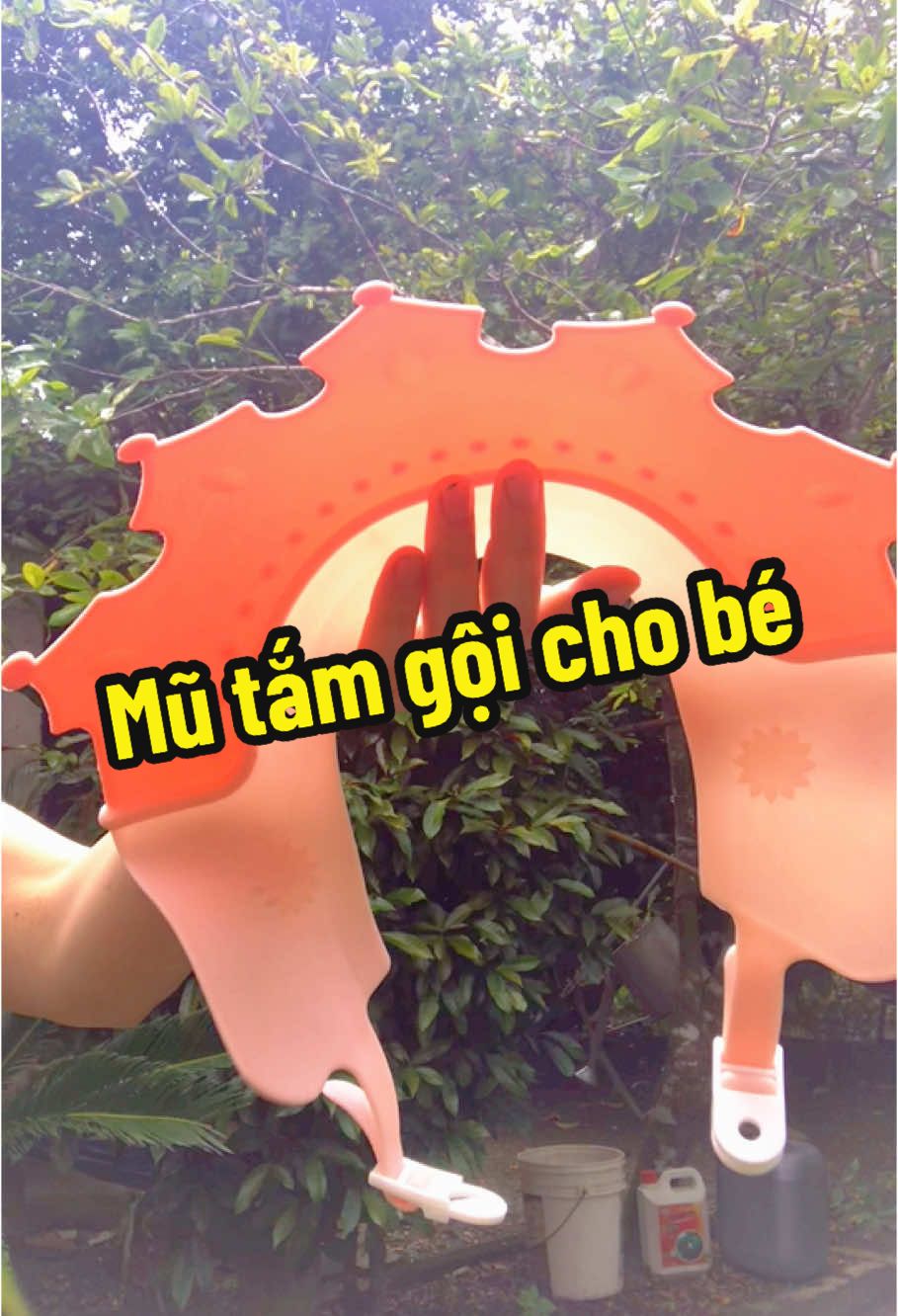 Mũ tắm gội ngăn nước không vào tai mắt mũi của bé giúp mẹ dễ dàng hơn trong việc tắm gội cho bé