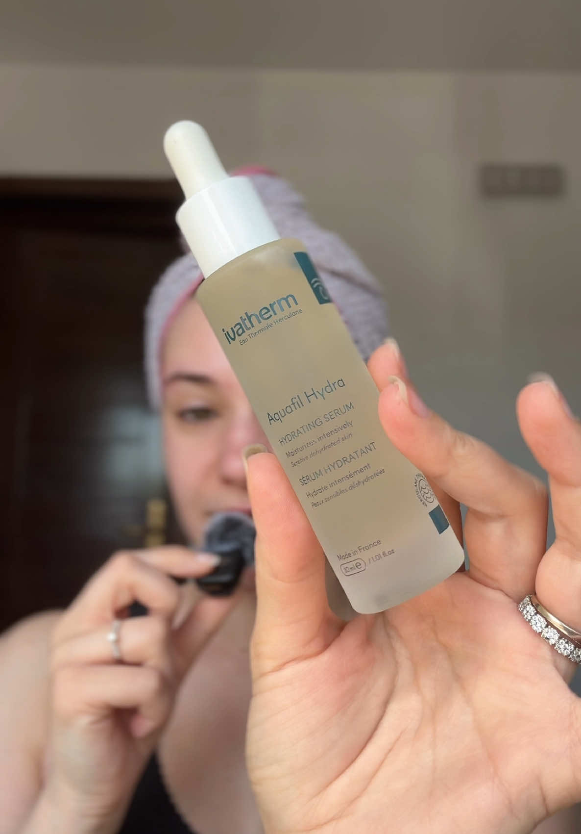 ✨ Machiaj glowy fără să schimbi fondul de ten? Da, se poate! 💧 Vine vara și toate vrem un look mai fresh, mai luminos, dar ce facem cu fondul de ten mat cu acoperire mare? Îl transformăm! 🔄 Eu am folosit picăturile hidratante  Aquafil Hydra de la @Ivatherm și am obținut un ten natural, luminos, perfect pentru sezonul cald. Un ser ultra-lejer cu acid hialuronic si peptide! 💫 💬 Tu cum îți adaptezi machiajul vara? Spune-mi în comentarii! #Ivatherm #Aquafil #GlowySkin #barter #makeuphacks 