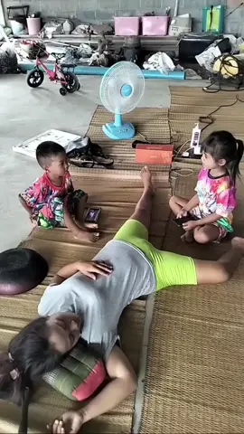 mama lagi ke timpa wajan