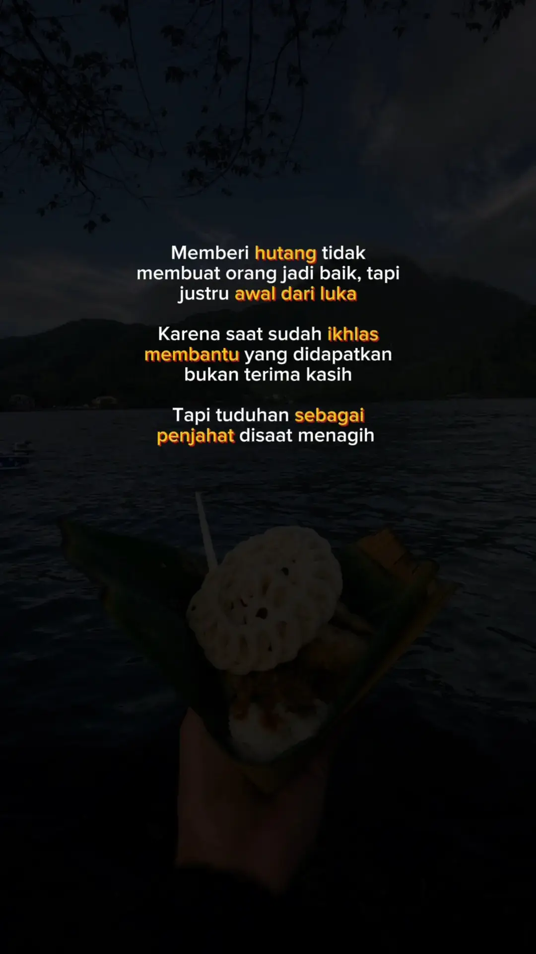 Memberi hutang kadang bukan bentuk kebaikan, tapi awal dari luka. Karena saat kau membantu dengan ikhlas, yang kau dapat bukan terima kasih, tapi tuduhan tamak saat menagih. #hutang #utang #bayarhutang #hutangharusdibayar #katakata #storykatakata #storywa #statuswhatsapp #katakatastorywa_ #statuswa #storywhatsapp #xyzabc 