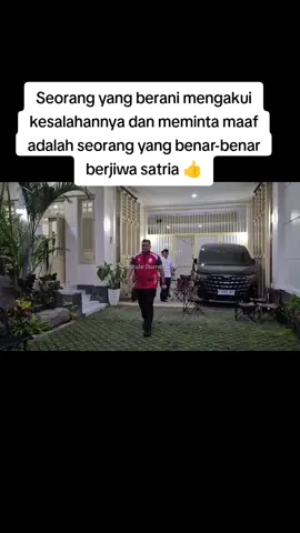 Dian Sandi, seorang kader PSI  yang pertama kali mengunggah foto ijazah Pak Jokowi, sowan ke kediaman bapak dan memohon maaf atas apa yang telah di lakukannya. Hal baik yang patut kita contoh, berani mengakui kesalahan & meminta maaf. Salut !! #jokowi #jokowidodo #ijazahpalsu #diansandi #psi #solo 
