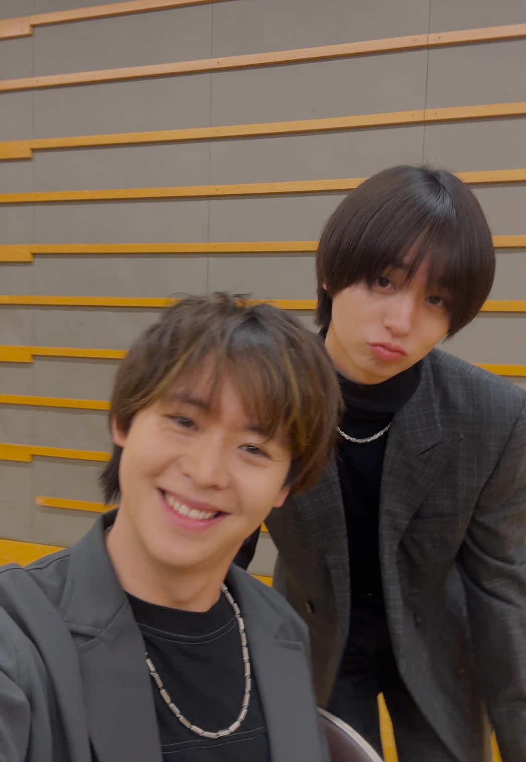 急遽スタート！首フリスパクル🌊 有岡・伊野尾 ver. #HSJ_スパクル  みなさんも一緒に首フリフリ🙂‍↔️ 🎧Stream & Download!! 📺Official Teaser on YouTube!! #生まれつきのKING #水も滴る良い男 #平成時点でゴールデン #HeySɑyJUMP