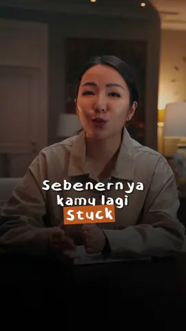 Tumbuh itu nggak nyaman. Tapi diem di zona nyaman? Lebih nyakitin. Belajar hal baru = canggung. Mulai dari nol = takut. Dikritik = sakit. Tapi semua itu tanda kamu lagi naik level. Next time kamu ngerasa nggak nyaman, coba tanya: “Aku takut apa sih?” “Langkah kecil apa yang bisa aku lakuin hari ini?” Komen “STAY” kalau kamu siap jalan terus meski sambil gemeteran. #BeraniGakNyaman #TumbuhItuReal #LangkahKecilDulu