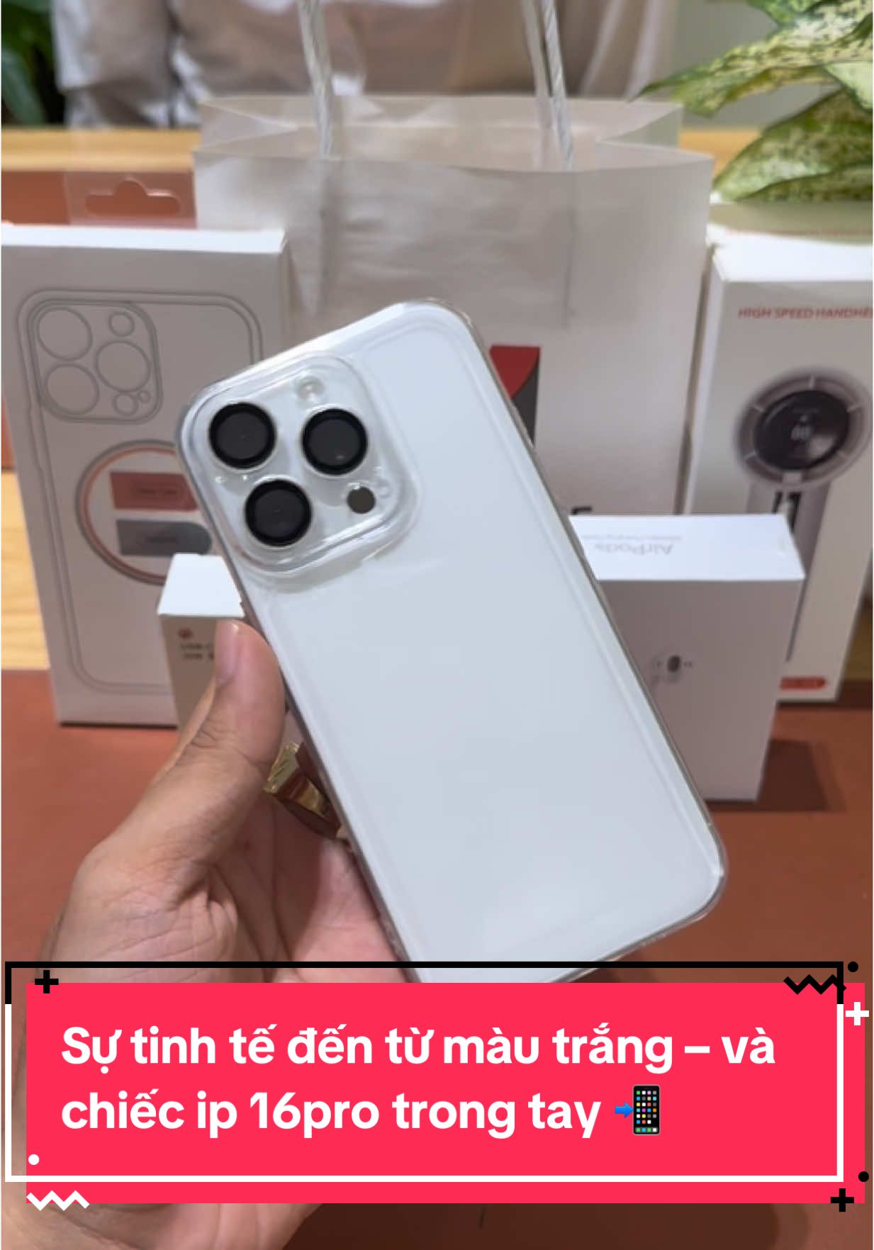 Sự tinh tế đến từ màu trắng – và chiếc ip 16pro trong tay 📲 #phonehouse #iPhone #giatridinhcao #tiktok #trending #baohanhpintrondoi #xuhuong #tiktokvietnam #fyp #iphone16pro #trắng 