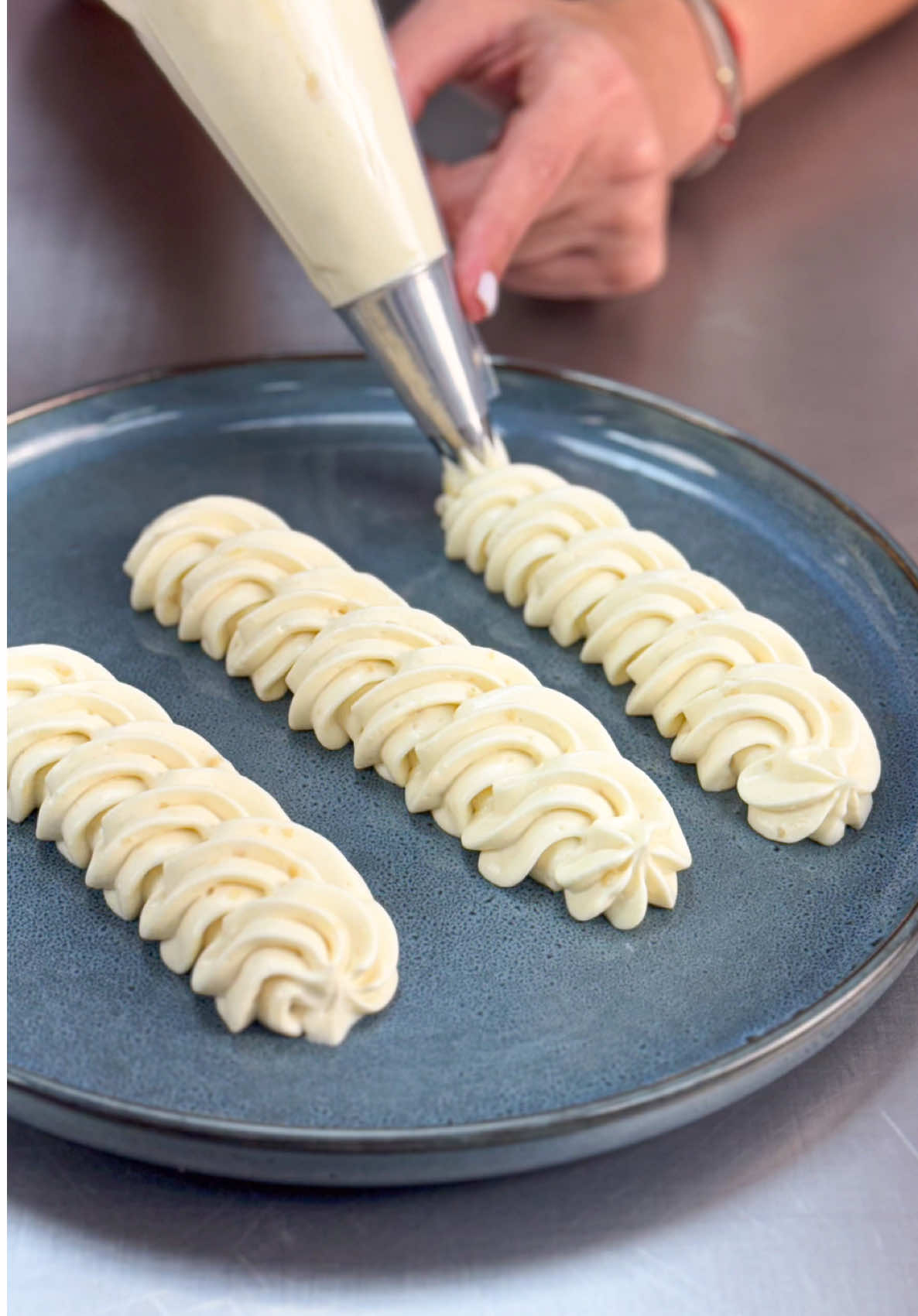 Hoy les enseño 2 cremas derivadas de la Crema Pastelera 👩🏻‍🍳 la famosa Crema Diplomática y  Chiboust 👌🏻 Para la crema pastelera base necesitan:  500gr leche fresca  125gr azúcar  4 yemas  2 huevo  Vainilla  50gr harina o maicena  50gr mantequilla sin sal  Crema Diplomática: 2 parte de crema pastelera y 1 crema chantilly (ambas frías) perfecta para rellenar profiteroles, tortas, tartas, relámpagos, etc  Crema Chiboust: por 1 parte de merengue italiano o suizo , 3 partes de crema pastelera (ambas frías) sirve para rellenos también pero queda un poco más suelta , puede agregarse un poco de colapez para mejor consistencia👌🏻 Comenta si te gustó este video y quieres dos cremas derivadas más!! 🤗🤩👩🏻‍🍳 #recetas #pasteleria #fyp #parati #cremapastelera 