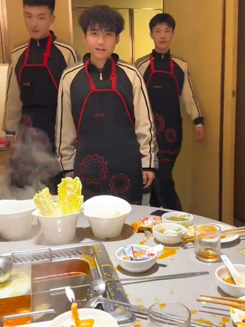 火炬在村裡在舞蹈中 #dieunhaylangla #leafvillage #中國文化 #chinesetiktok #chinesedance #chinese #newvideo #fypシ゚viral #hottrend #Fz粉子 @威的小哥哥直播录屏号 #trend #foryou #fypシ #fps #haidilao #haidilaochina 