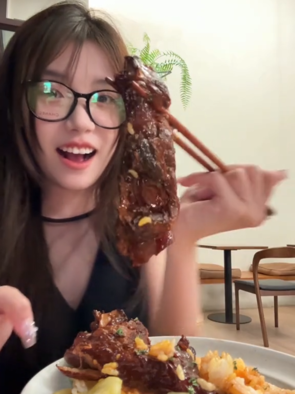 Chào buổi tối cả nhà! Tối nay mình ăn cơm với sườn bò hầm kiểu Hungary nha~ 😋 Miếng sườn bò mềm đến mức ăn vào mà cứ phải mỉm cười ấy. Hầm chuẩn tới nỗi vẫn giữ được chút màng gân, cắn một miếng là tan chảy trong miệng, mềm mềm dẻo dẻo, dai nhẹ – kiểu thịt này đúng gu mình luôn, không hề bị khô hay dai chút nào. Nước sốt ăn kèm thì hơi lạ một tí, nhưng ăn rồi là ghiền. Thêm vài lát dưa chuột muối chua nữa để cân bằng vị béo, ôi chao, hương vị cứ gọi là bùng nổ!!!🥳#food #review #xuhuong #trending #foryou #foryoupage #dianvoito #comtoi 