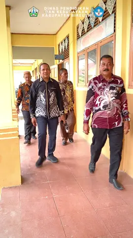 Pelatihan Literasi dan Numerasi untuk Transformasi Mutu Sekolah Dasar dalam wilayah K3S Samalanga dan K3S Simpang Mamplam Dalam rangka mewujudkan pendidikan dasar yang berkualitas dan merata, pelatihan literasi dan numerasi menjadi salah satu langkah strategis dalam mendukung transformasi mutu Sekolah Dasar. Literasi dan numerasi merupakan fondasi penting bagi pengembangan kompetensi peserta didik di jenjang awal pendidikan. Penguasaan kedua keterampilan dasar ini tidak hanya berperan dalam proses belajar-mengajar, tetapi juga menjadi indikator utama keberhasilan pendidikan jangka panjang. Pelatihan ini bertujuan untuk meningkatkan kapasitas pendidik dan tenaga kependidikan dalam menerapkan pendekatan pembelajaran yang efektif, kontekstual, dan berbasis kebutuhan peserta didik. Melalui pelatihan ini, para guru didorong untuk memahami secara mendalam konsep literasi dan numerasi, mengembangkan perangkat ajar yang kreatif, serta mengintegrasikan pembelajaran yang bermakna dan menyenangkan di kelas. Kegiatan pelatihan juga memberikan ruang untuk refleksi dan kolaborasi antar pendidik, sehingga terbentuk ekosistem pembelajaran yang adaptif dan responsif terhadap tantangan pendidikan abad ke-21. Dengan pelatihan ini, diharapkan sekolah-sekolah dasar mampu menciptakan lingkungan belajar yang mendukung peningkatan kemampuan berpikir kritis, logis, dan komunikatif peserta didik sejak dini. Kadisdikbud Bapak Dr. Muslim, M.Si Menyampaikan Melalui upaya ini, transformasi mutu sekolah dasar bukan hanya menjadi slogan, tetapi terwujud secara nyata dalam peningkatan hasil belajar dan kesiapan generasi muda untuk menghadapi masa depan. Literasi dan numerasi bukan sekadar kemampuan dasar, melainkan gerbang menuju pendidikan yang lebih adil, inklusif, dan bermutu.