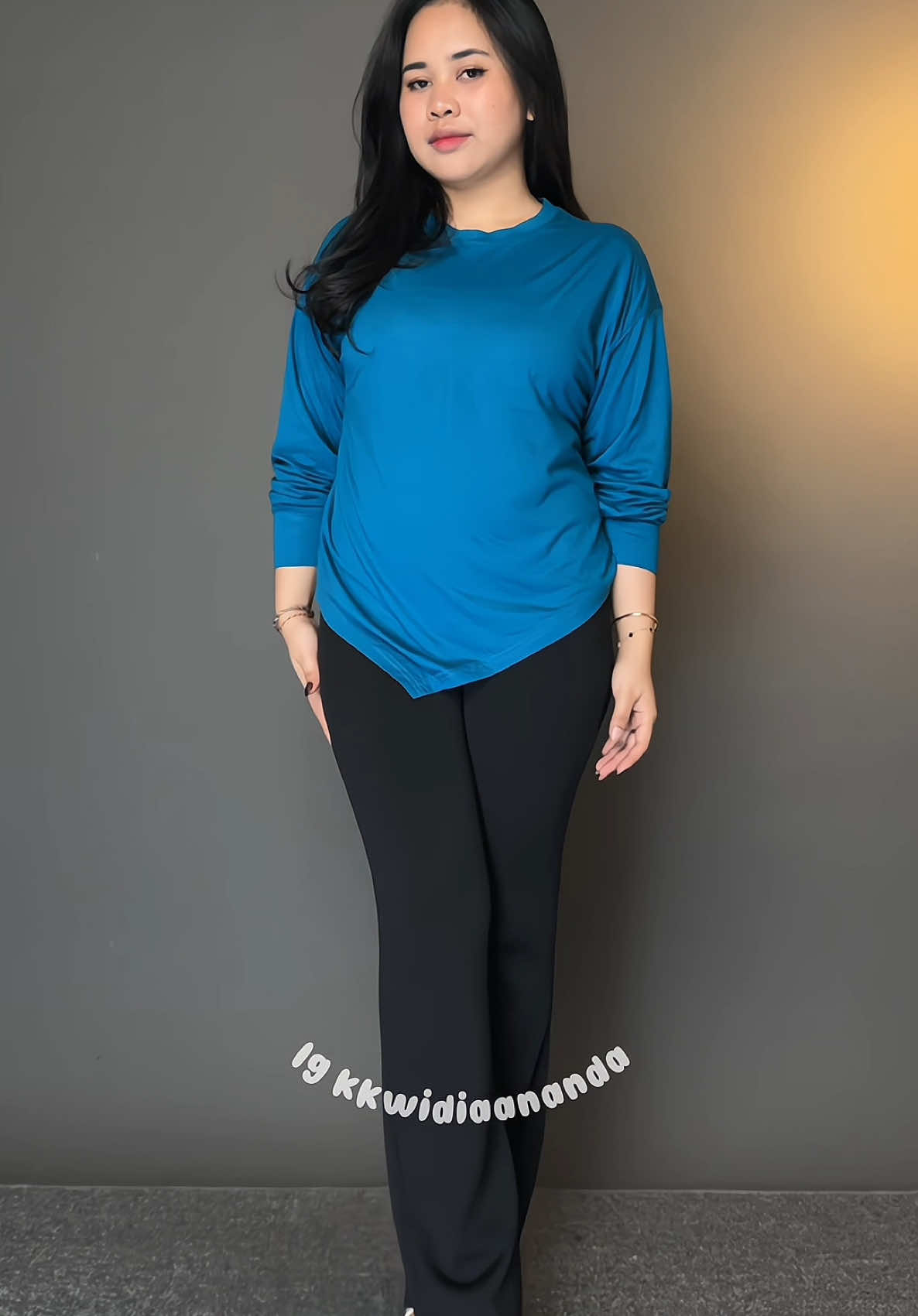 Rekomendasi outfit simple dan kasual, perpaduan kaos basic yang cuttingannya unik dipaduin Cutbray scuba 🥰 #kaosmurah #kaosviral #outfitinspiration 